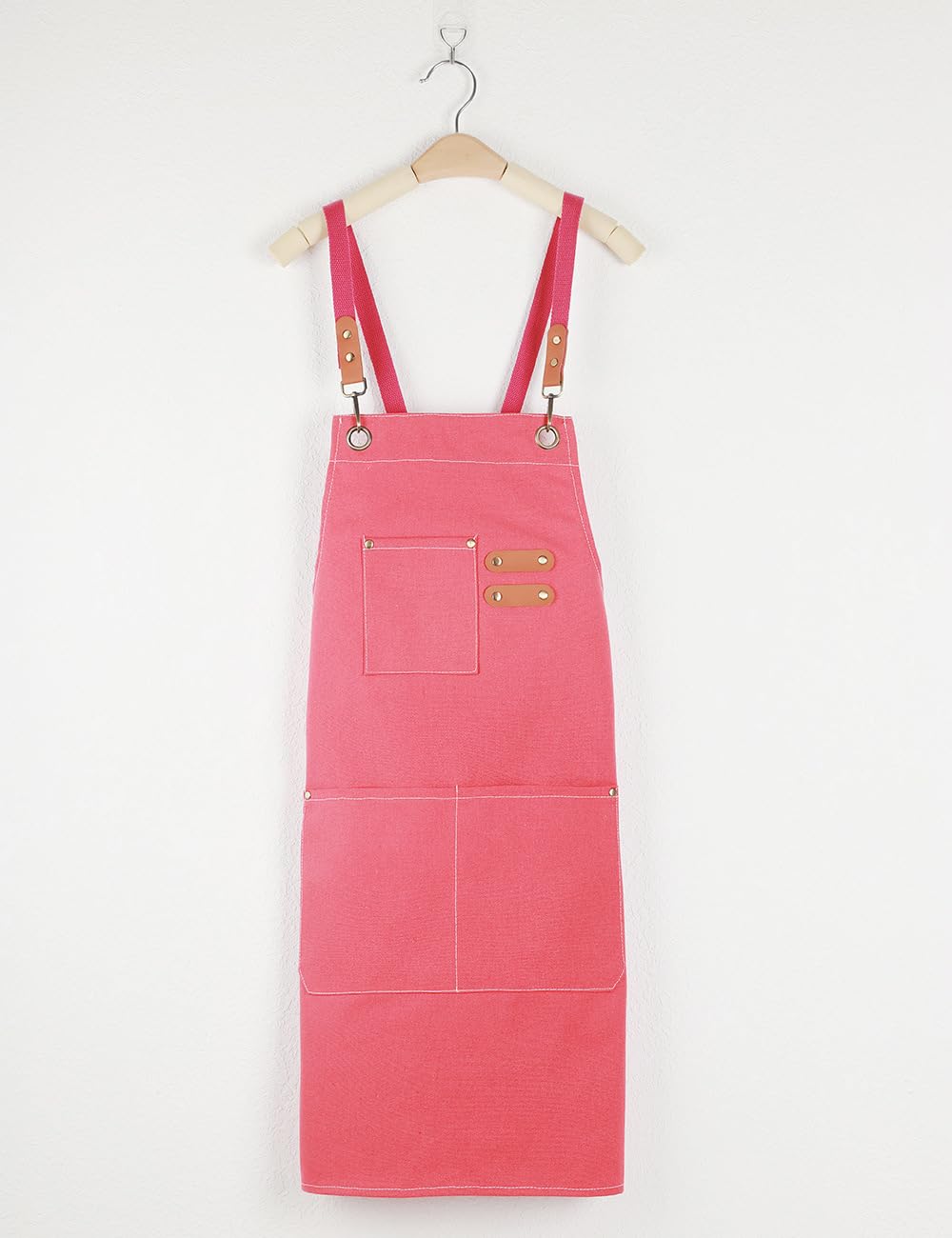 Duogoo pink apron pocket detail highlighting three storage pockets for tools