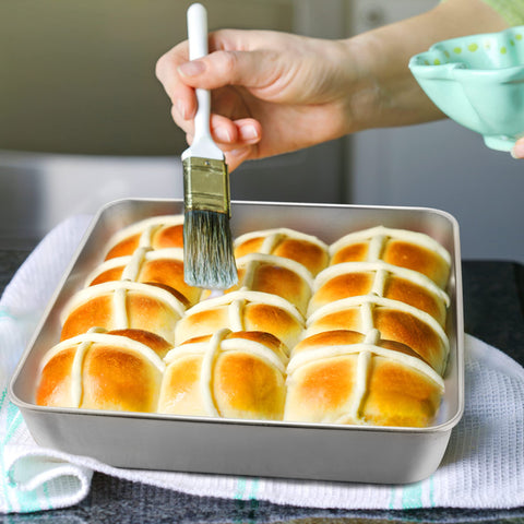E-far compact 9x9 pan fits small ovens for brownies and casseroles.