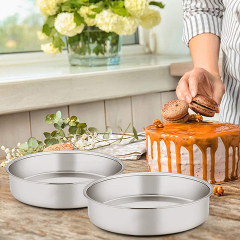 E-far pans with rolled edge offer comfortable handling.
