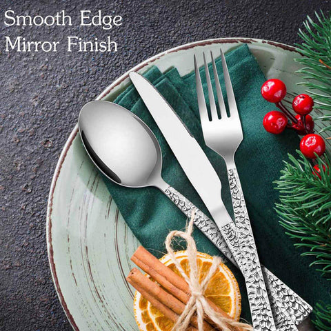 E-far dinner knives with serrated edges for easy cutting.
