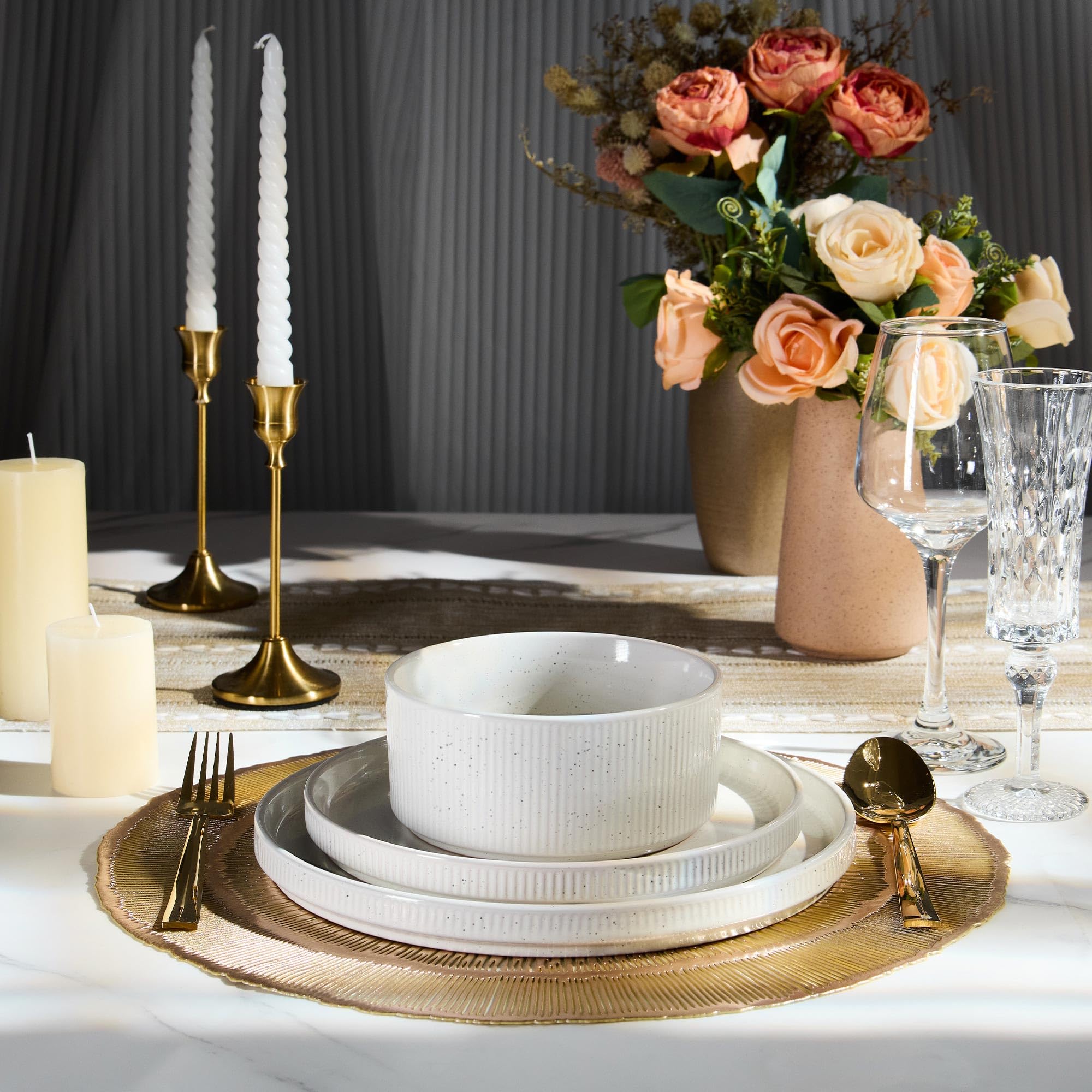E-far 12-piece set includes dinner plates for everyday meals.