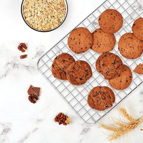 E-far dishwasher-safe baking pan simplifies post-baking cleanup.
