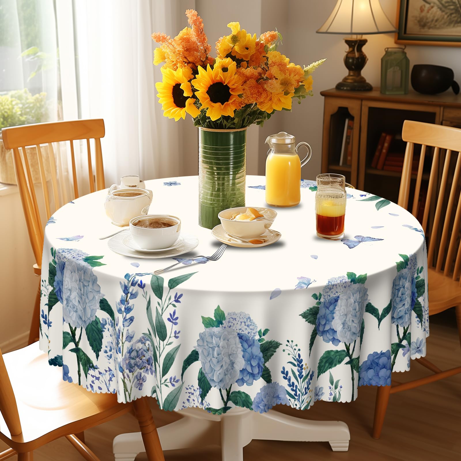 Eikione waterproof fabric protects surfaces during meals.