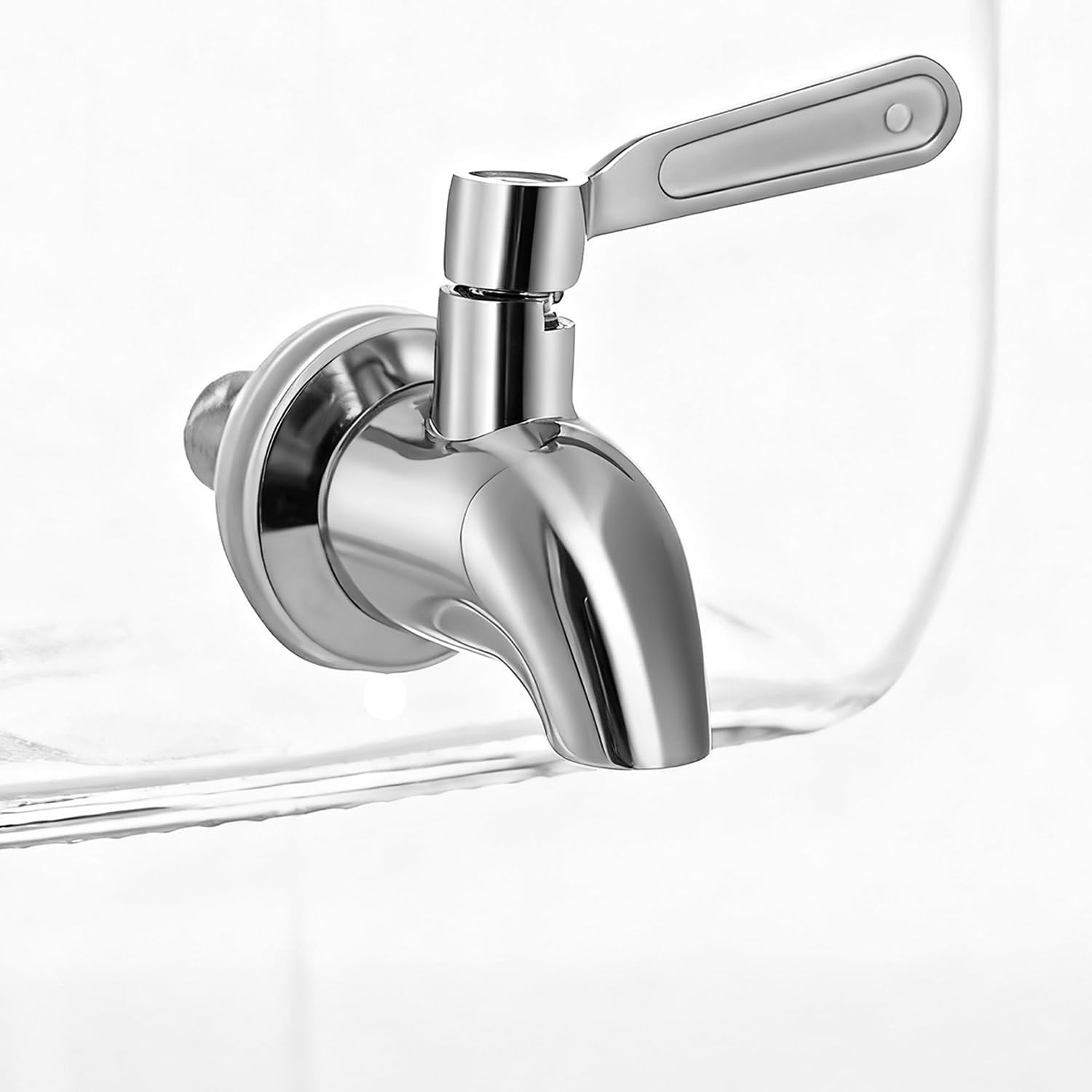 Einfache stainless steel spigot for precise, controlled pours.