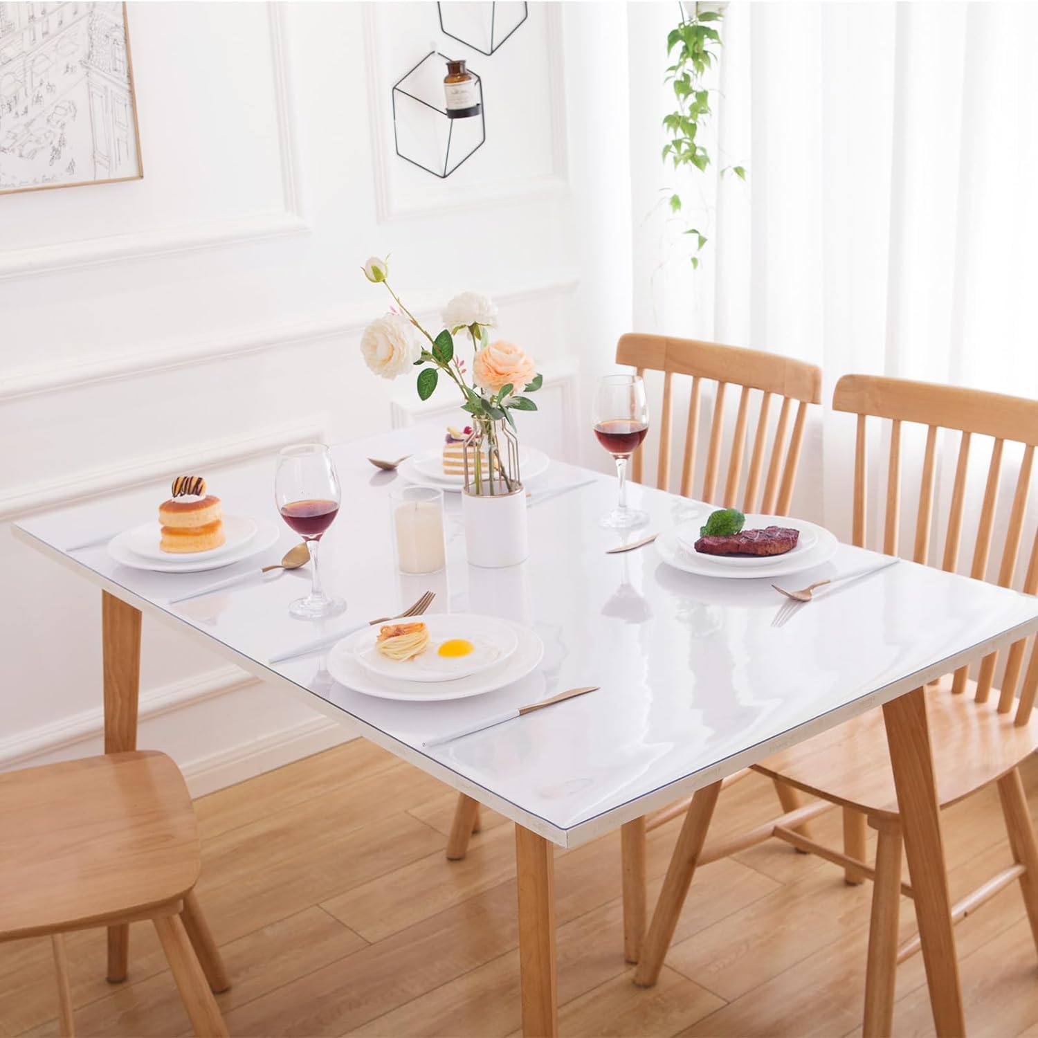 Easy-clean surface of Eisdroma table cover after spills.