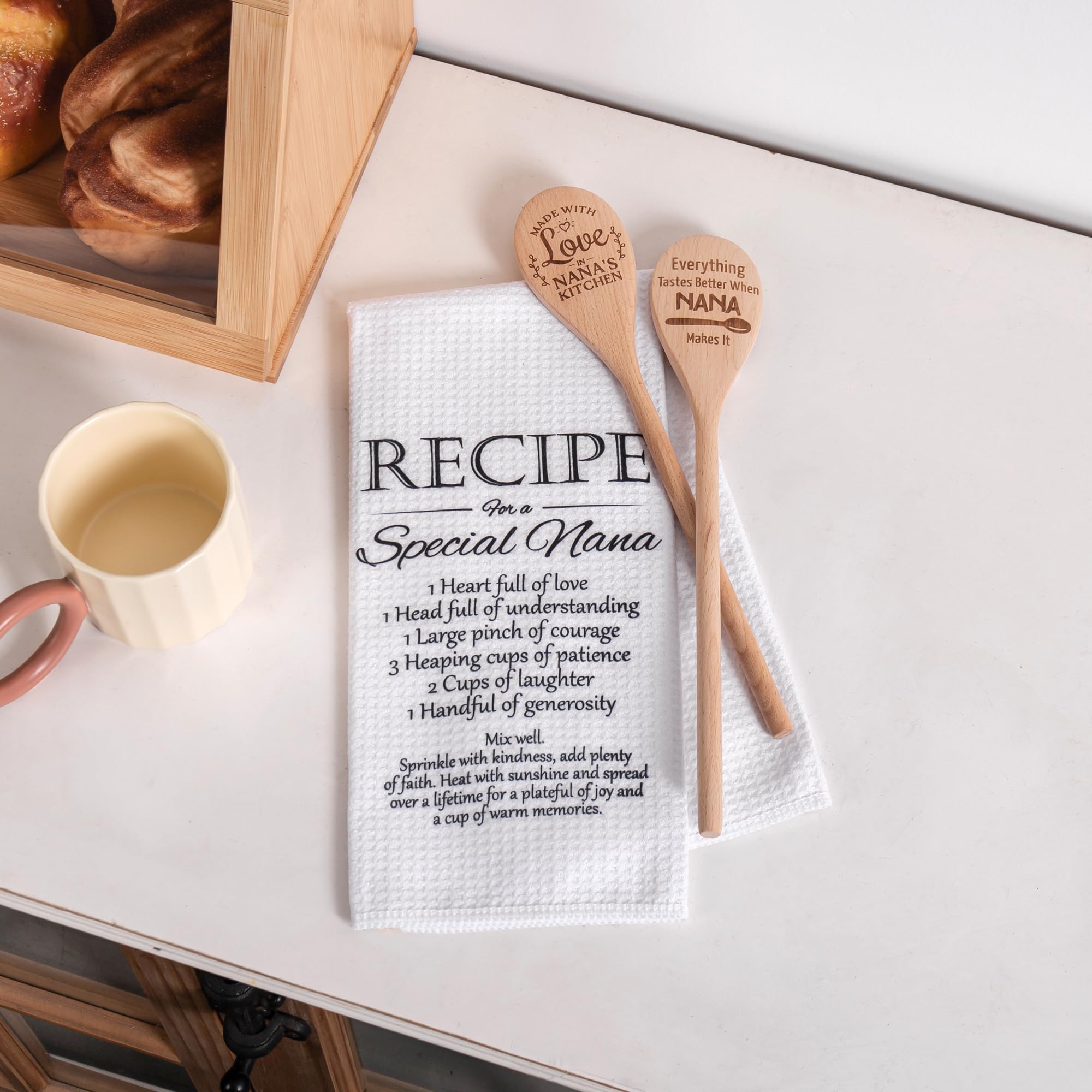 ELEMENU two beechwood spoons, sturdy and engraved, ideal for stirring and family cooking.