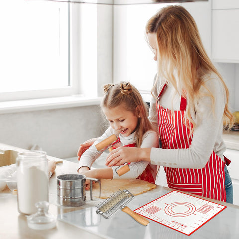 Elesunory dough roller double-head eases rolling to a uniform crust.