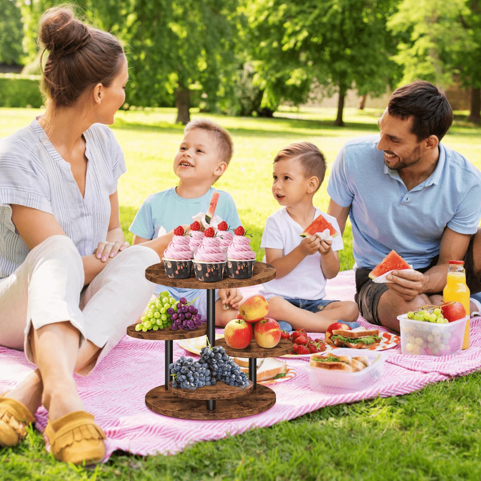 ELITEROO 360-degree rotation lets guests reach treats with ease.