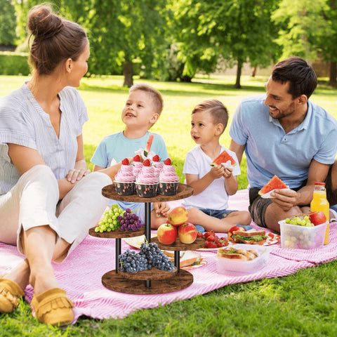 ELITEROO 360-degree rotation lets guests reach treats with ease.