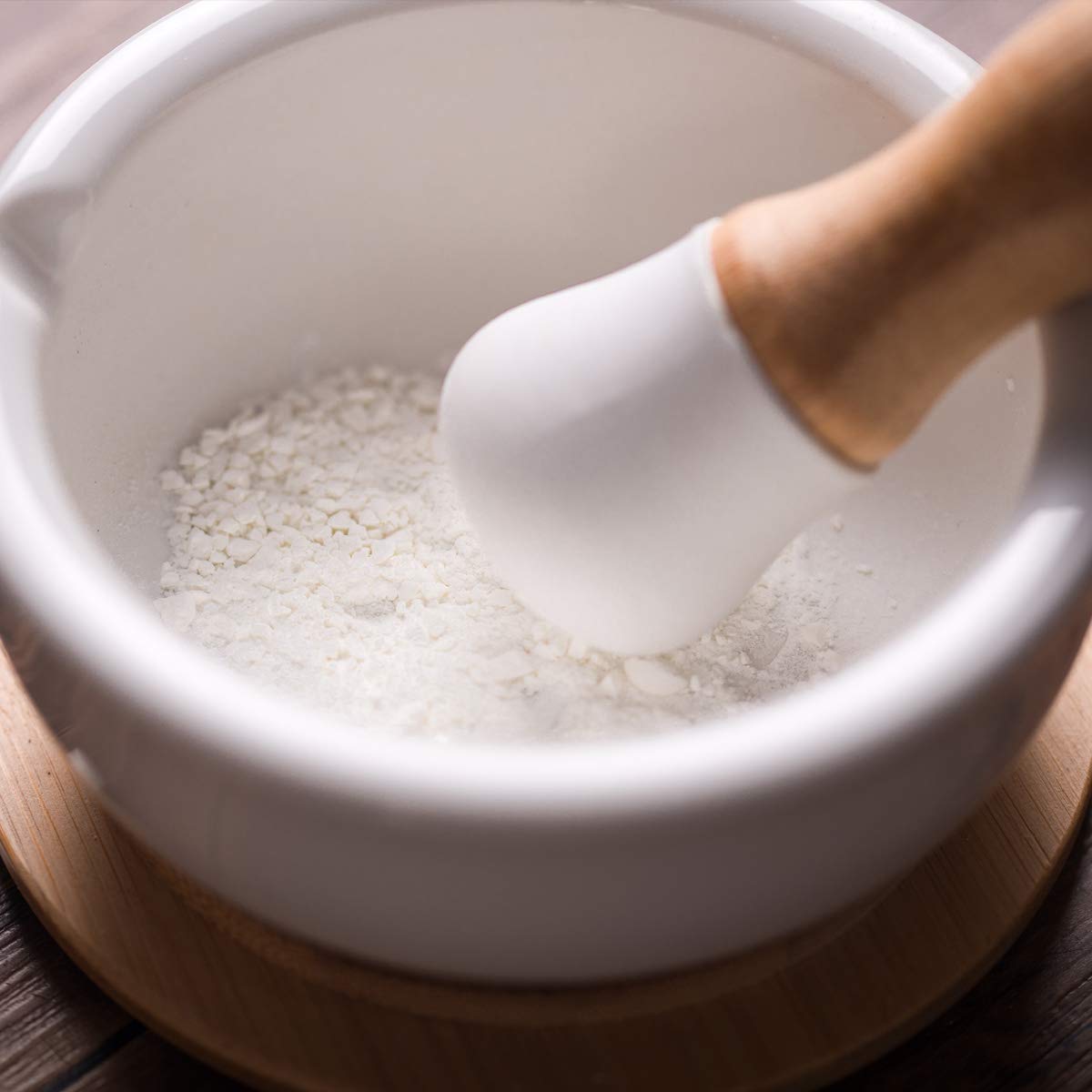 E-liu bamboo coaster accompanies the pestle for stable grinding.
