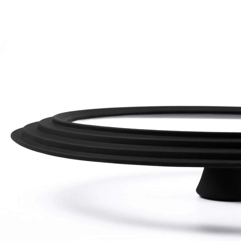 ELKKNOVE universal lid demonstrates fit for 11 inch pots and pans.