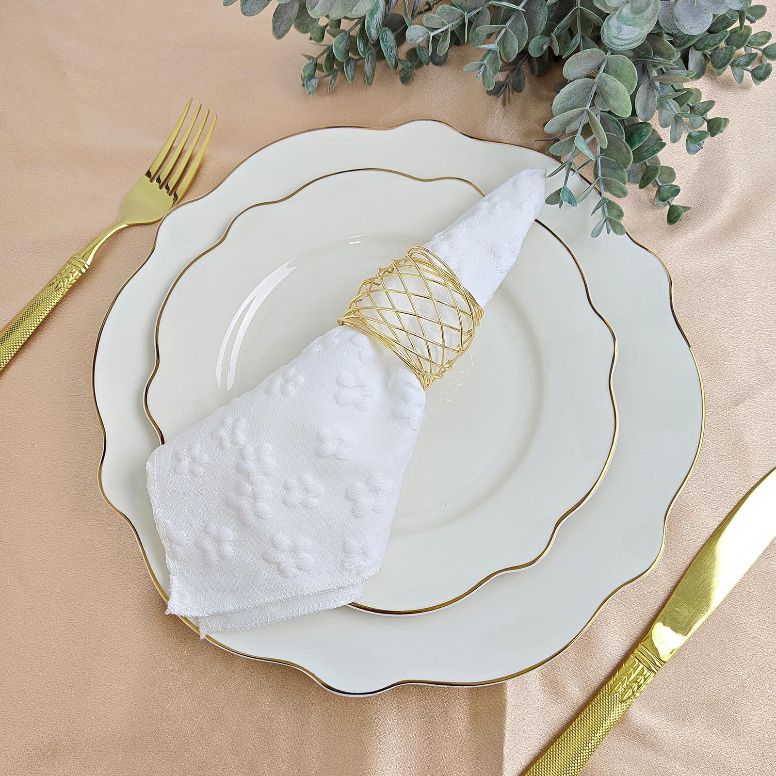 EMORBALS napkin rings slide easily over napkins for quick, tidy place settings.