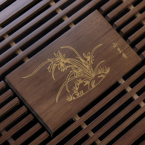 Eorbow orchid-pattern detail adds refined craftsmanship and natural beauty.