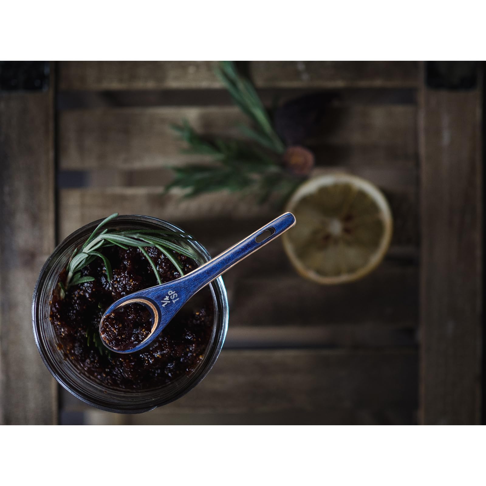 Esie Houzie spoons with leather tie enable easy single-access use.