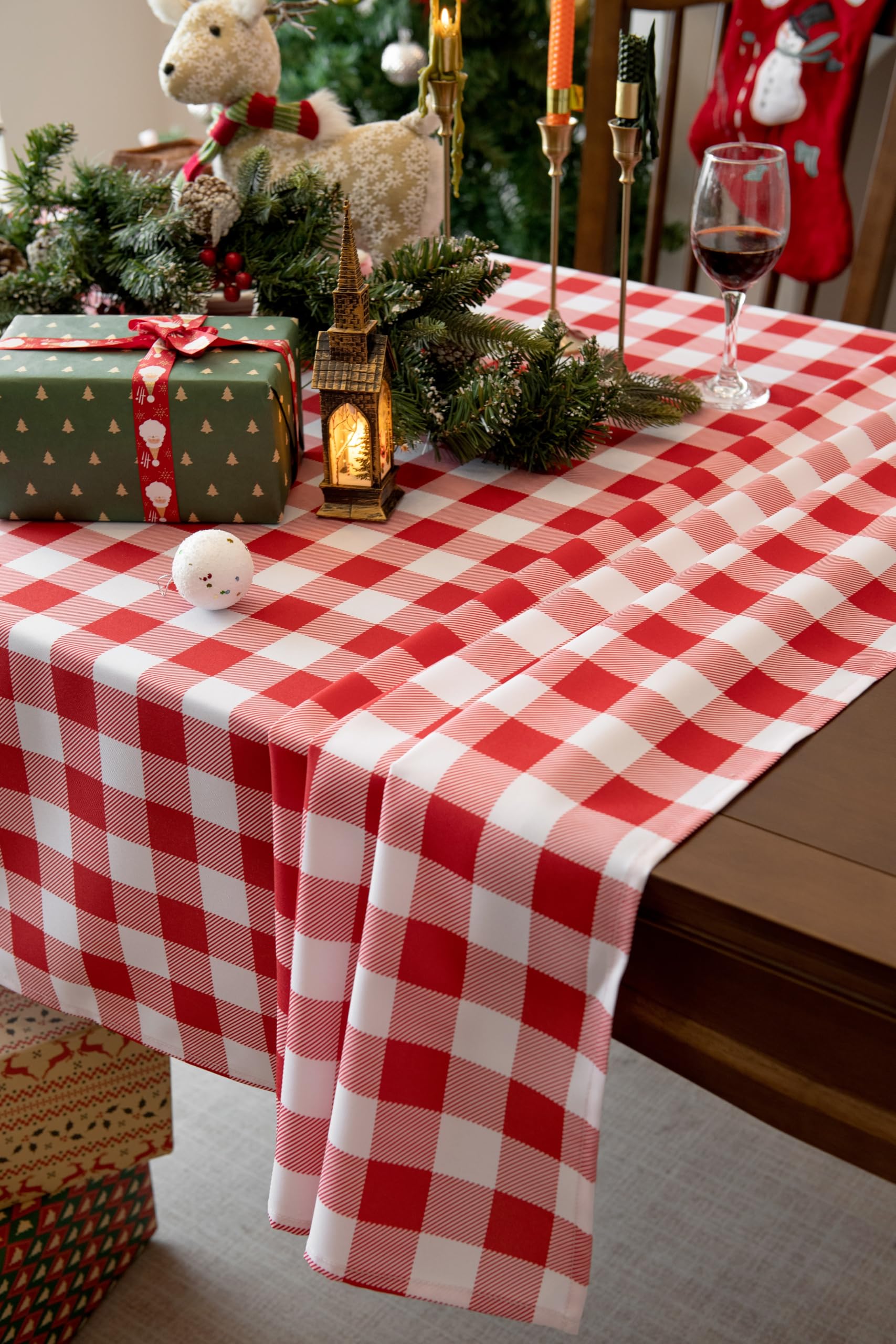 Essifunia tablecloth protects surfaces from spills and scratches while keeping a neat look