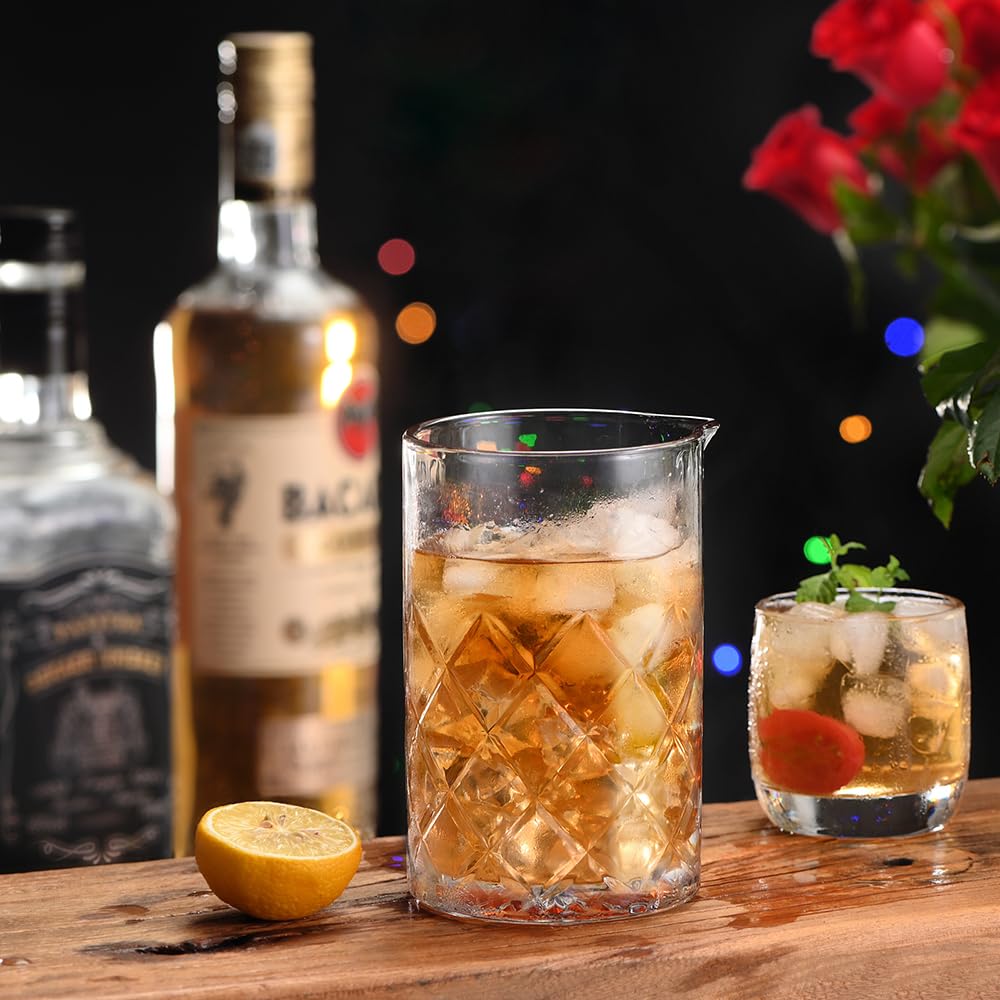 Etens diamond-cut mixing glass side grip enhances stability during vigorous stirring.