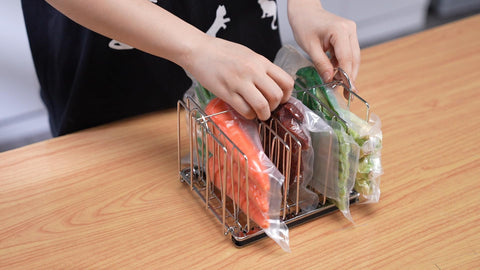 EVERIE collapsible silicone lid eases refilling during cooking.