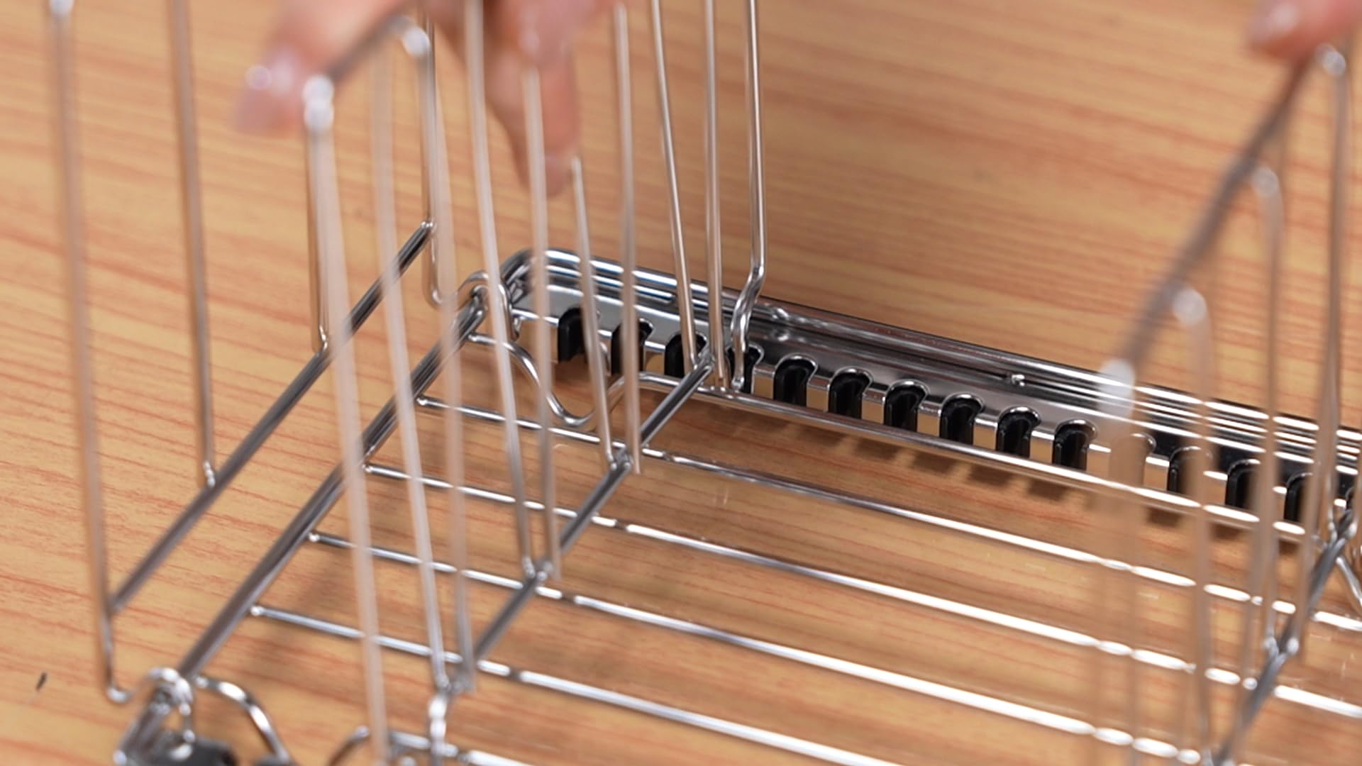 EVERIE removable dividers allow flexible bag arrangement.