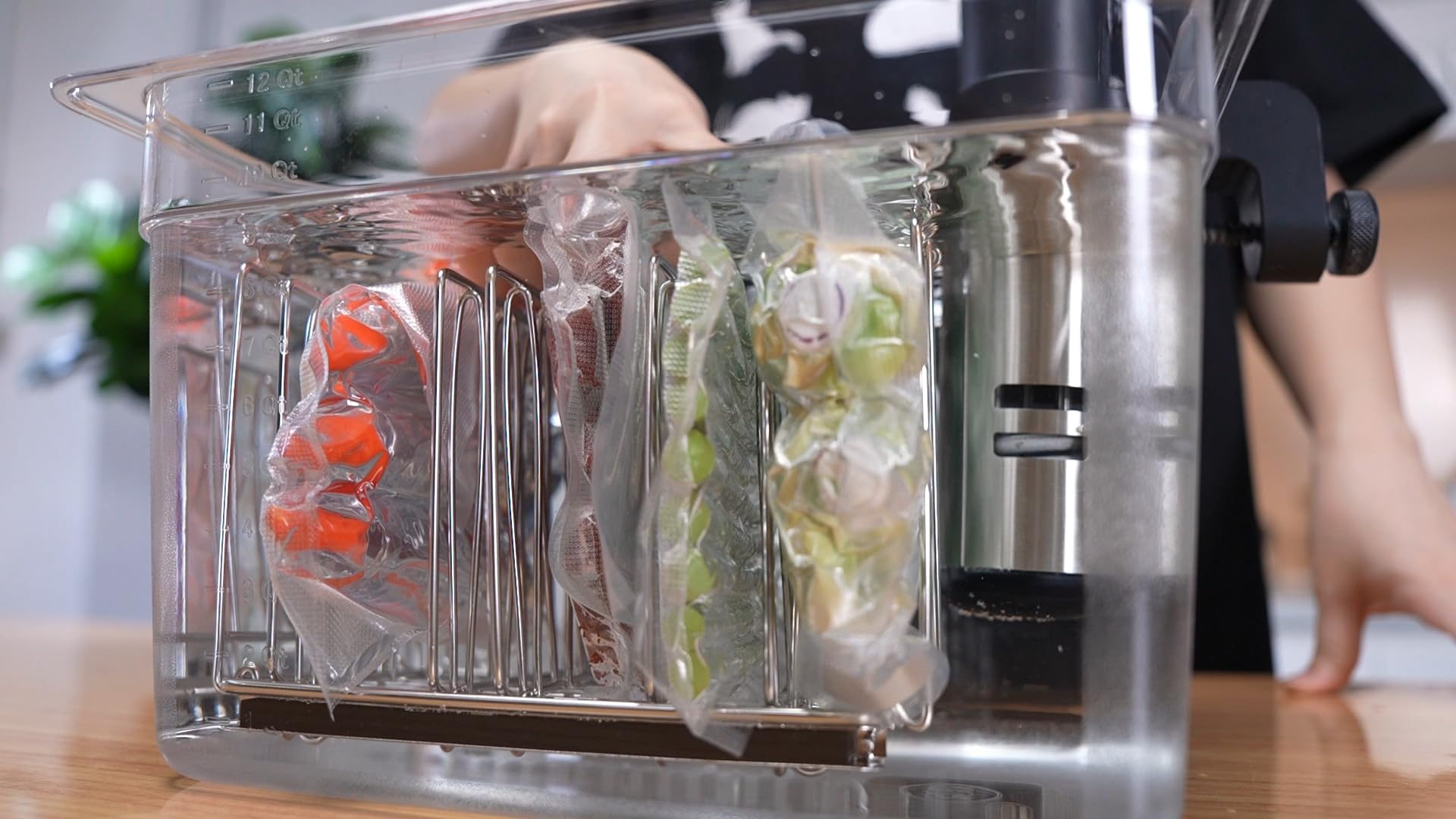 EVERIE side-mounted corner design optimizes water flow.