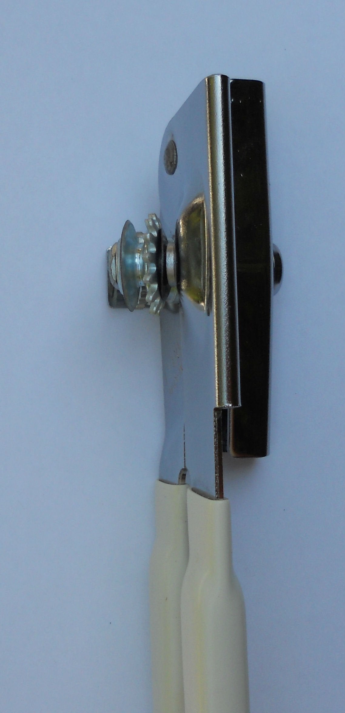 EZ-DUZ-IT can opener white in-use image showing sturdy kitchen performance