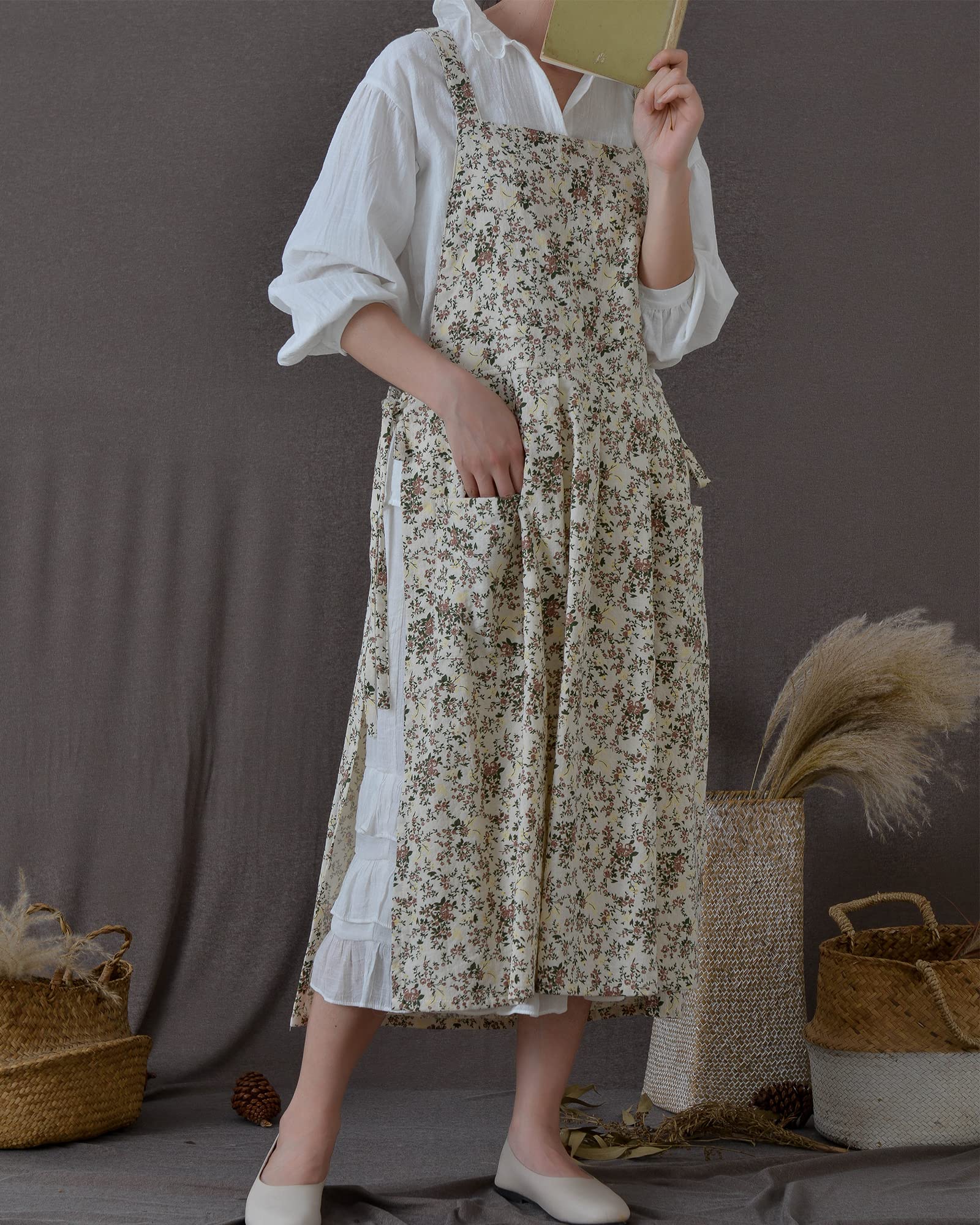 FADUOFA apron showing two front pockets for cards, gloves, and phone.