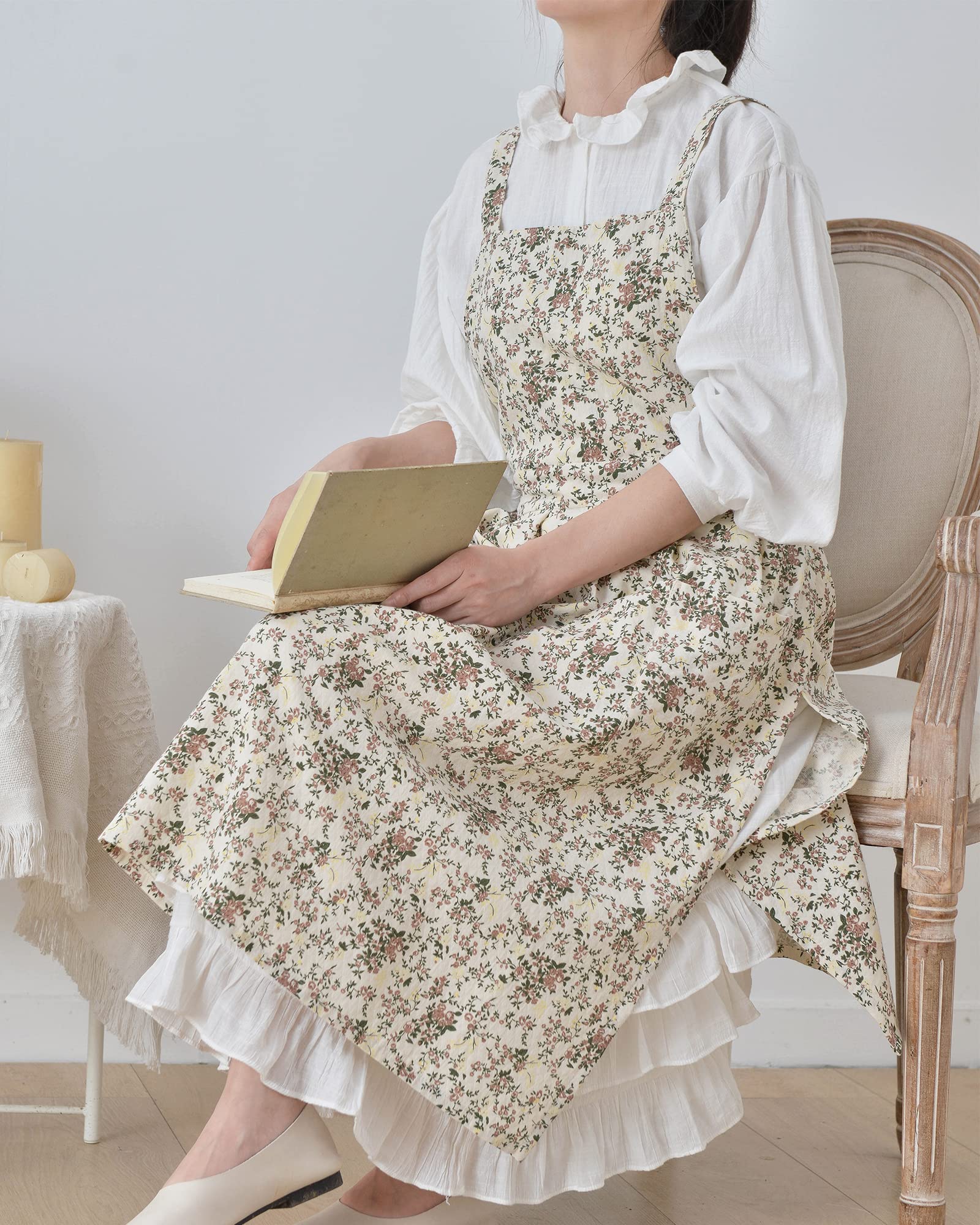 FADUOFA front pockets hold essentials for kitchen and work tasks.