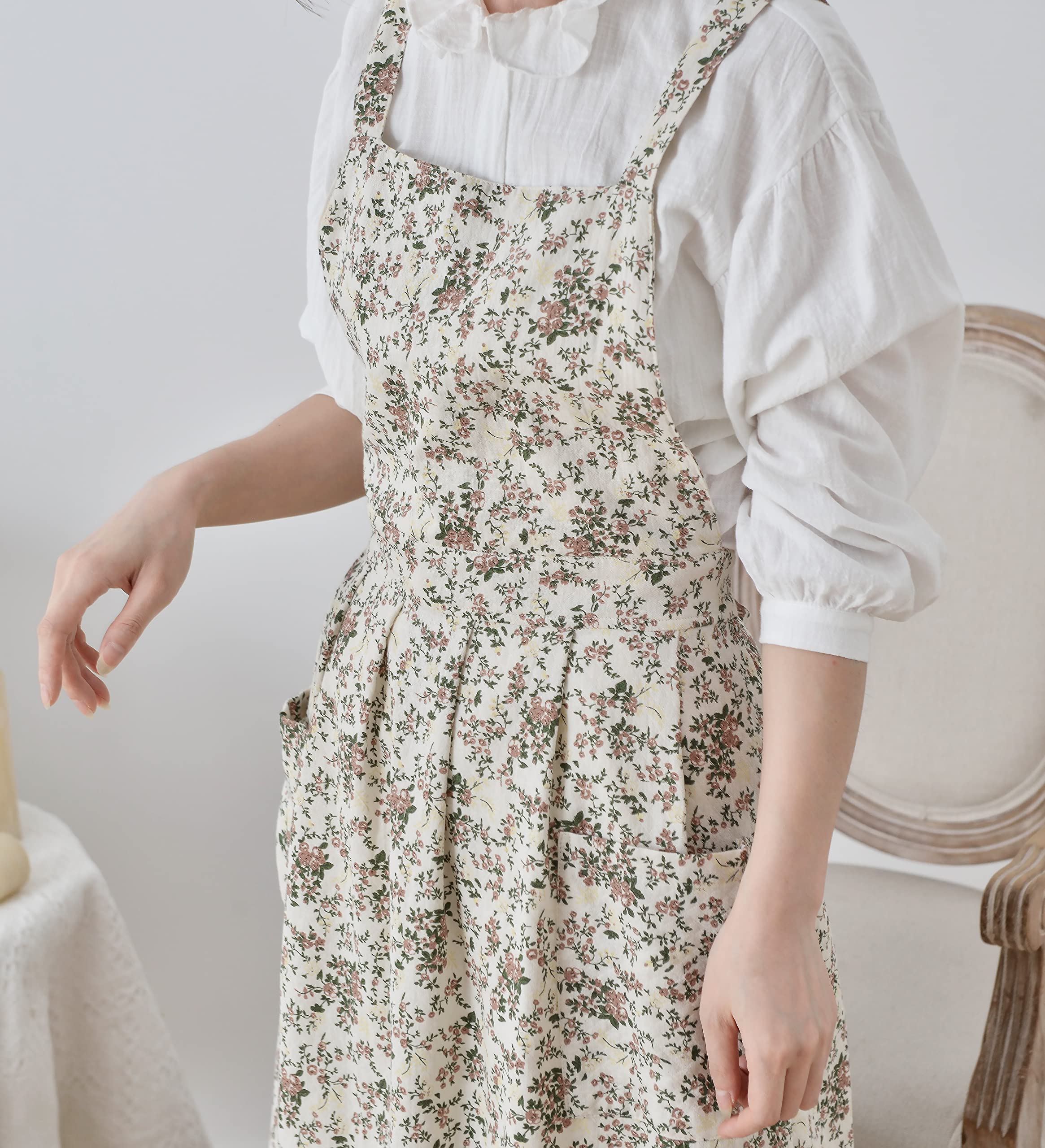 FADUOFA lightweight waterproof cotton apron to keep clothes clean.