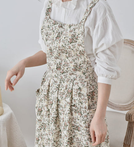 FADUOFA lightweight waterproof cotton apron to keep clothes clean.