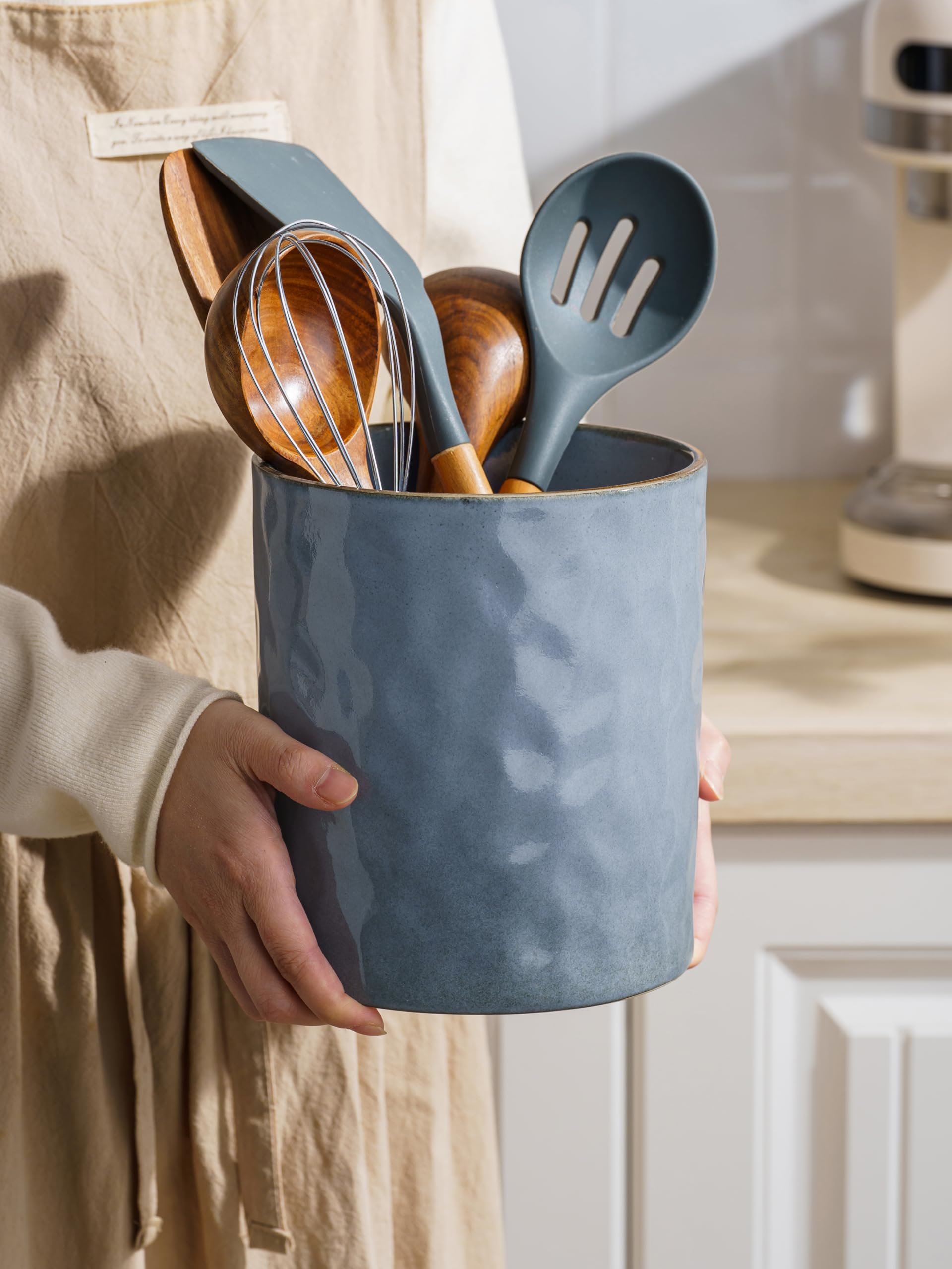 Famiware Ocean open-top utensil holder provides clear visibility of tools on the counter.