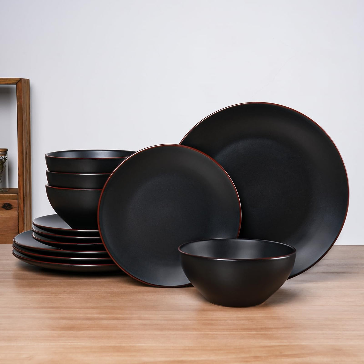 Famiware Venus dinner plate in matte black ideal for daily dining and hosting.