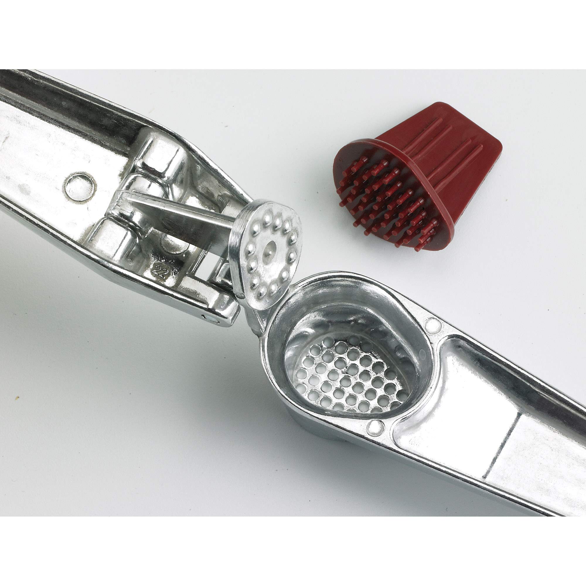 Fantes Cousin Umberto’s garlic press closed showing compact design