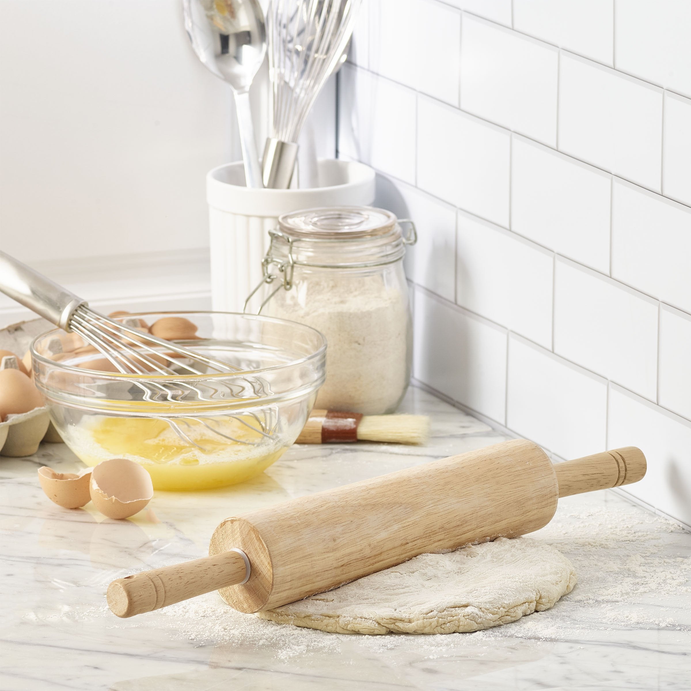 Farberware rolling pin ergonomic handles reduce hand fatigue during rolling.