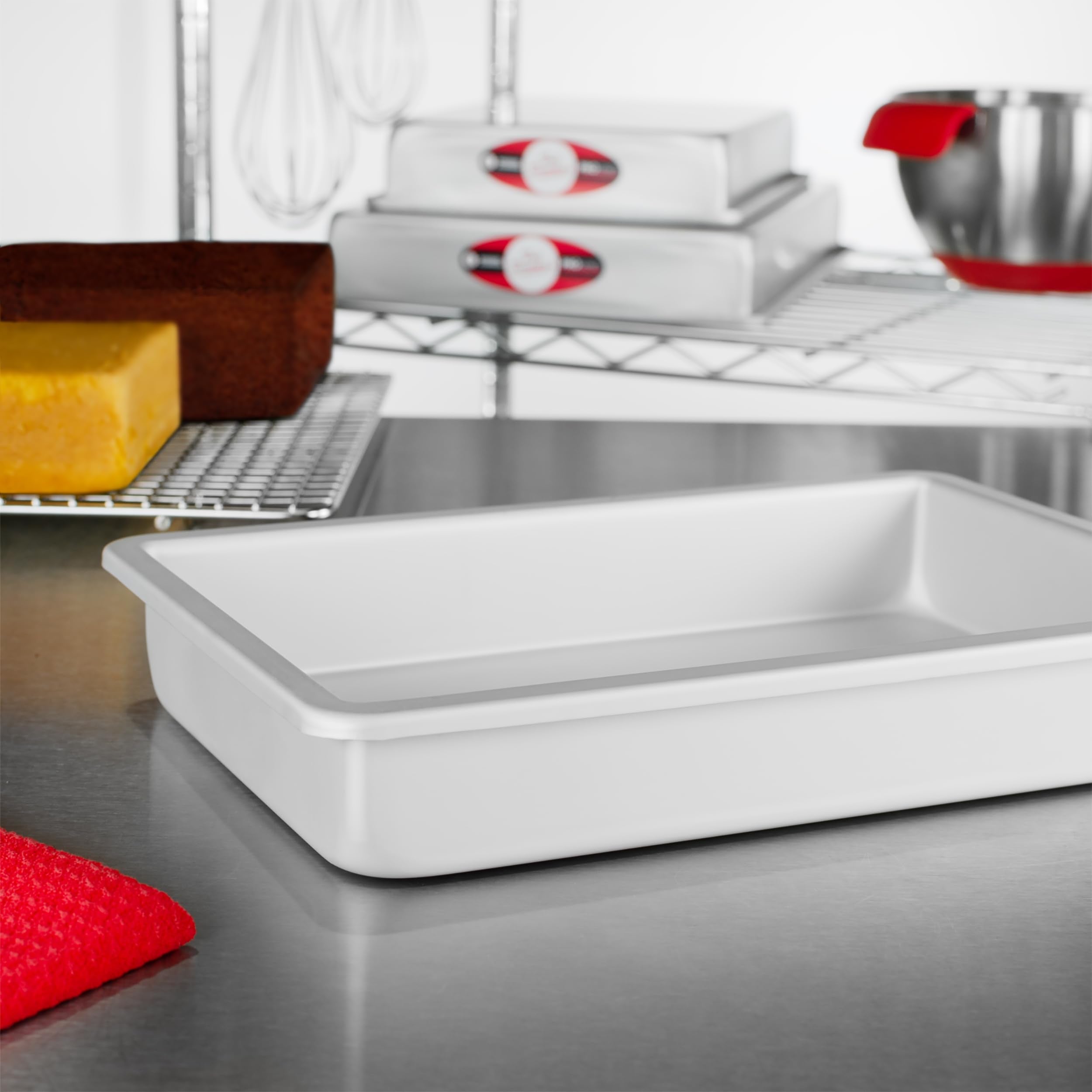 Fat Daddio's POB-7112 pan showing 16-gauge anodized aluminum construction.