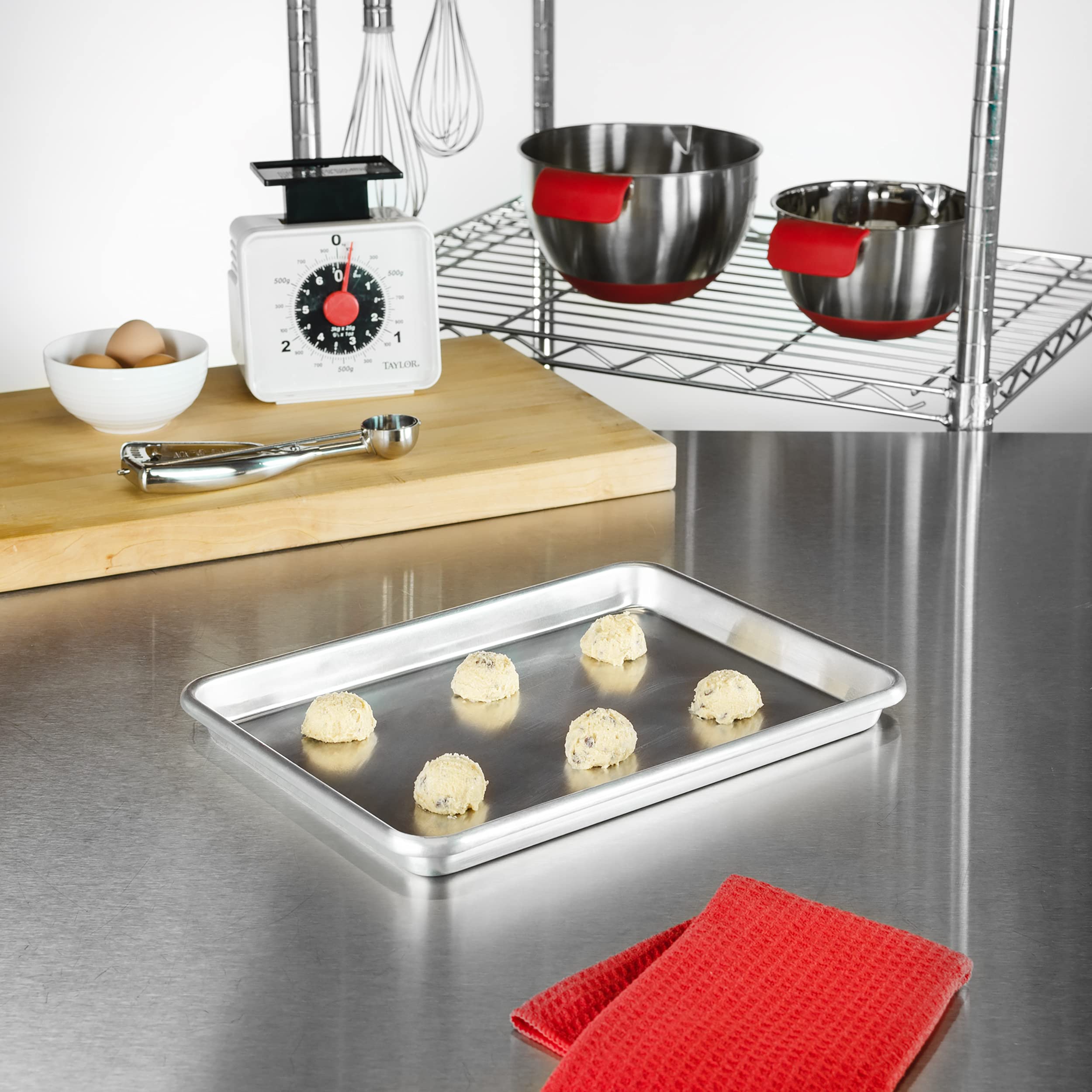 Fat Daddio's SP-QTR pan with silicone mat demonstrates easy cleanup.