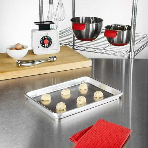 Fat Daddio's SP-QTR pan with silicone mat demonstrates easy cleanup.