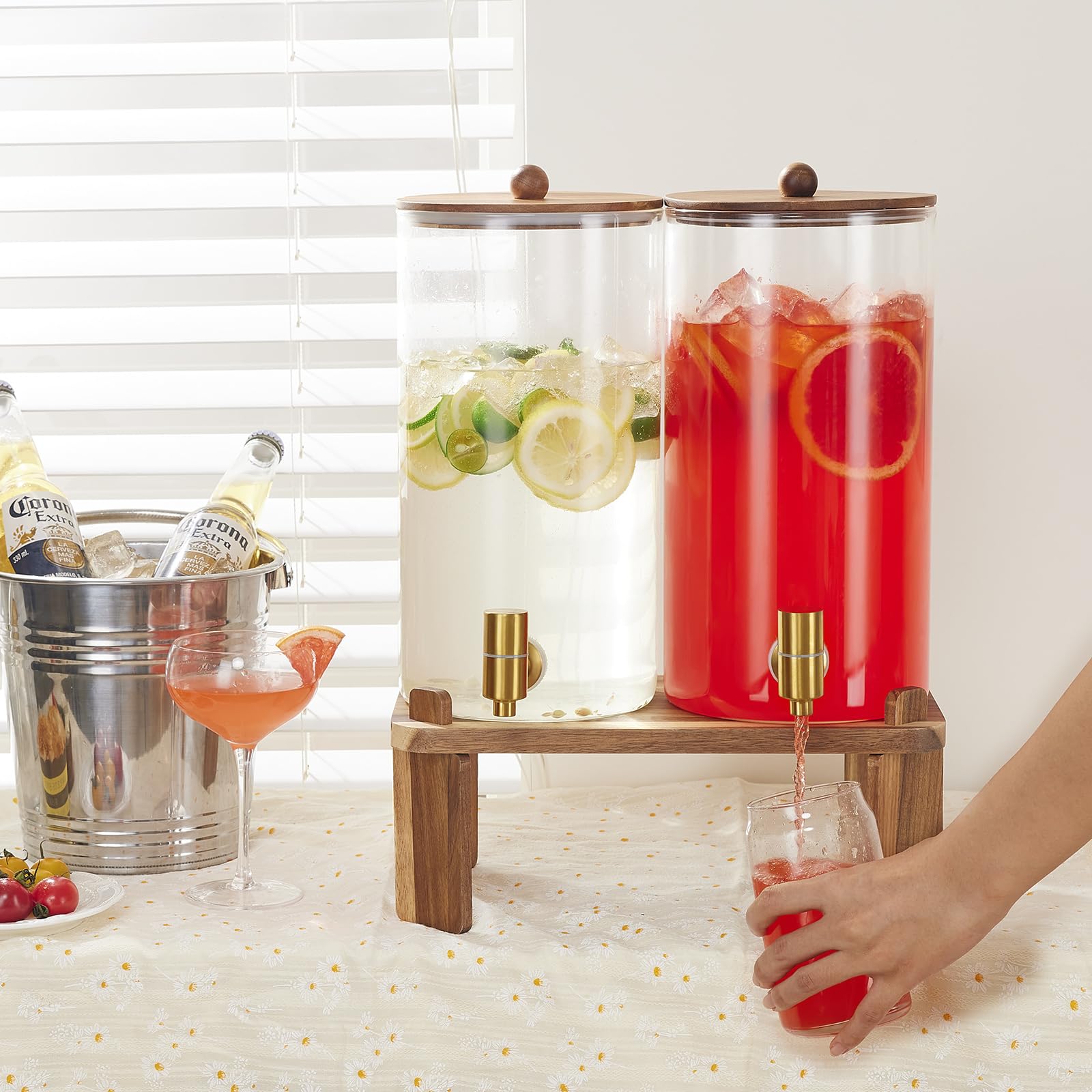 FavorFlavor lid with wood seal keeps drinks fresh