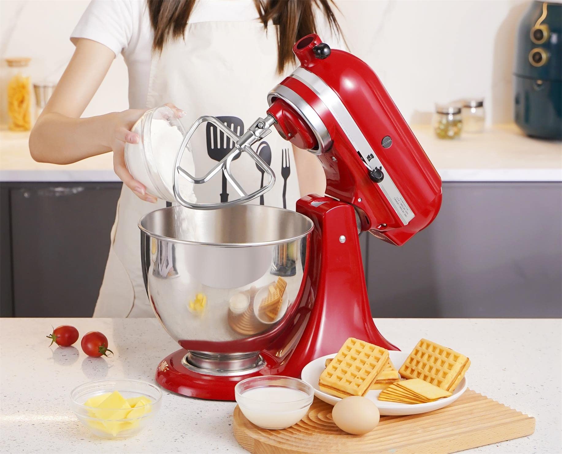 FavorKit flat beater during cleaning demonstration highlighting dishwasher-safe feature.