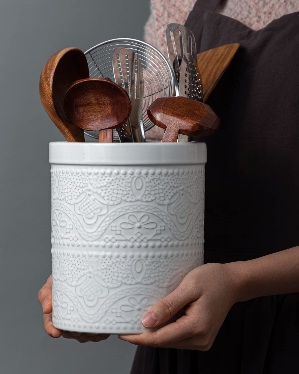 FE FUN ELEMENTS keeps utensils upright and within reach while cooking.