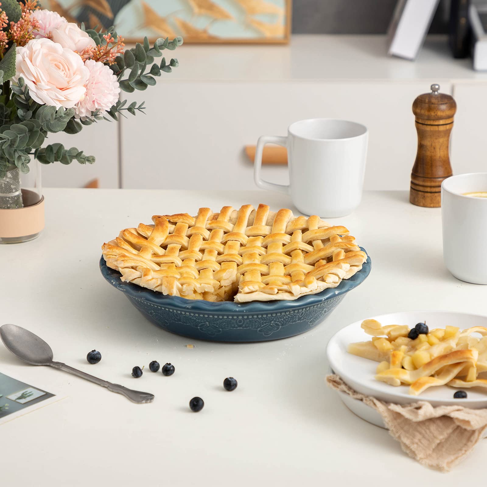 FE Fun Elements deep-dish ceramic pie pan supports generous fillings and even heating.
