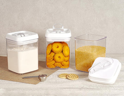 Felli Flip-Tite built-in scoop holder keeps scoops ready for use in the lid.