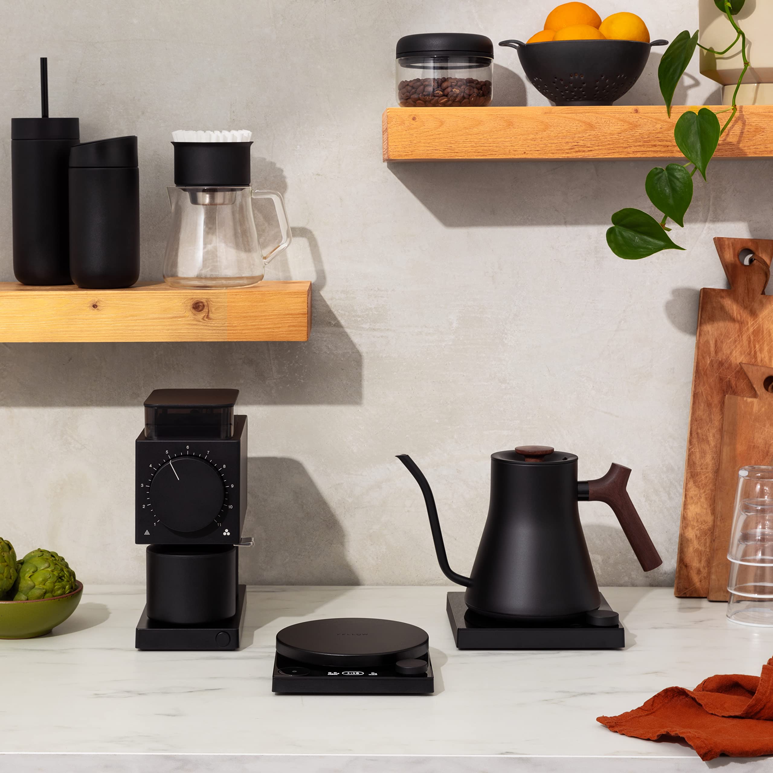 Tenth-gram precision on Fellow Tally Pro Studio supports consistent pours.