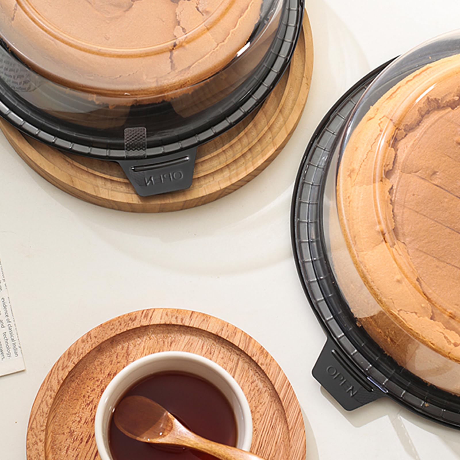 FEOOWV cake container made of PET, odorless and smooth to the touch.