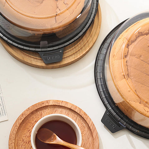 FEOOWV cake container made of PET, odorless and smooth to the touch.