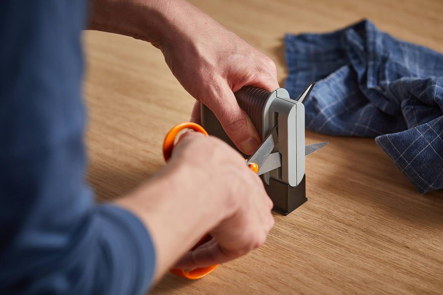 Contents include 1x Fiskars Clip-Sharp Scissors Sharpener for easy setup.