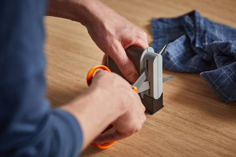 Contents include 1x Fiskars Clip-Sharp Scissors Sharpener for easy setup.