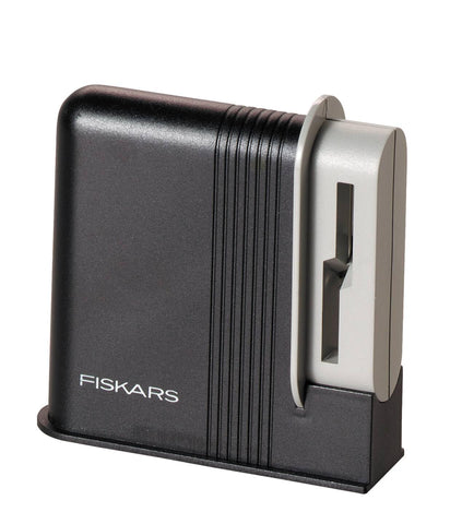 Fiskars Clip-Sharp Sharpener body with handle provides stable guiding.