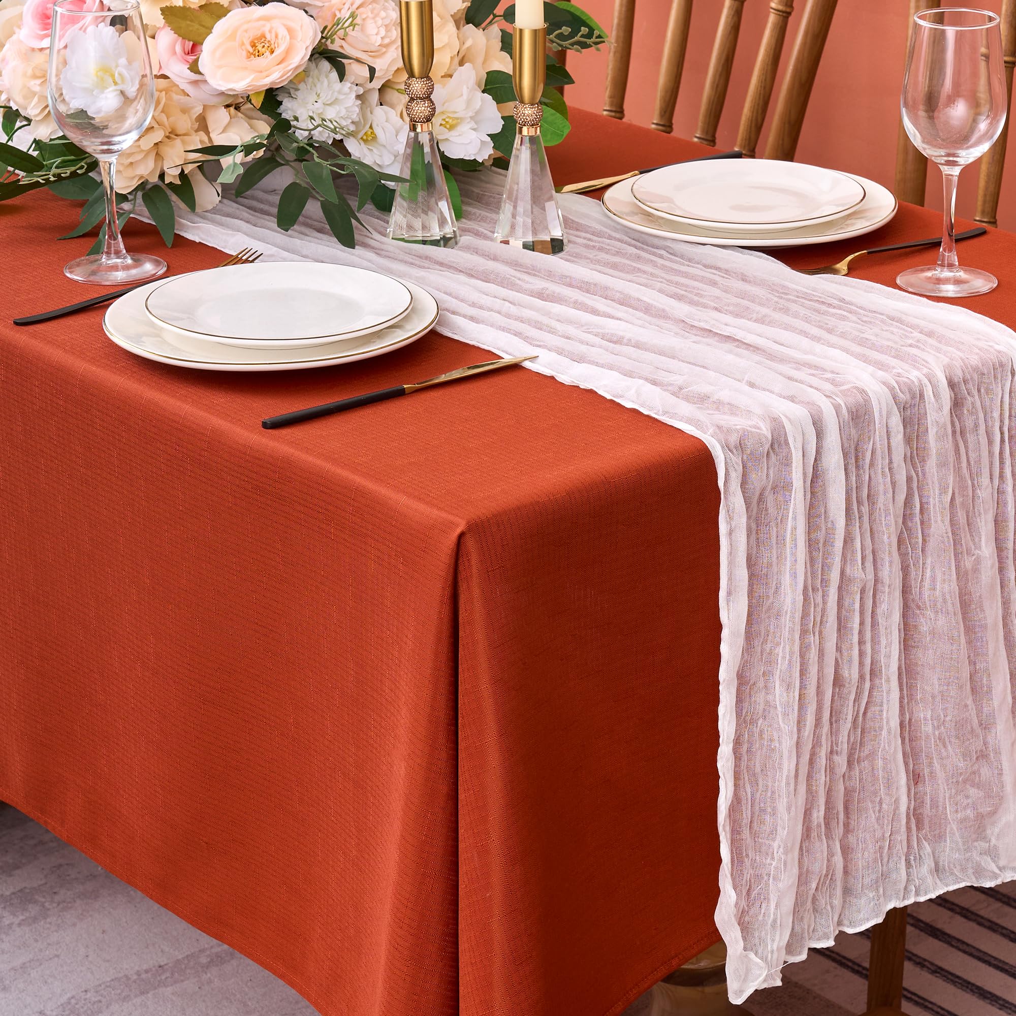 Fitable burlap-textured table cover on a dining table for a warm autumn look.