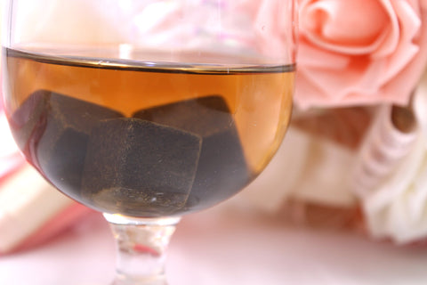 FIVOENDAR neat drink enhanced by chill stones.