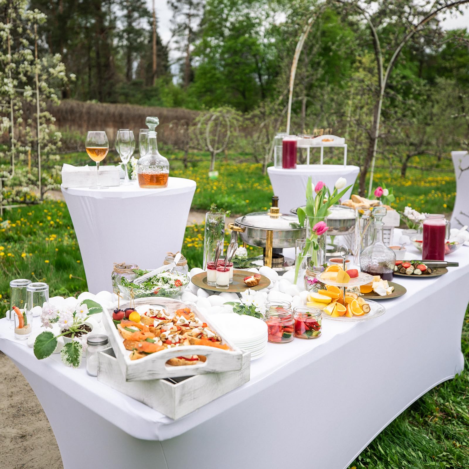 Fixwal wedding dining tablecloth provides a clean backdrop for celebrations.