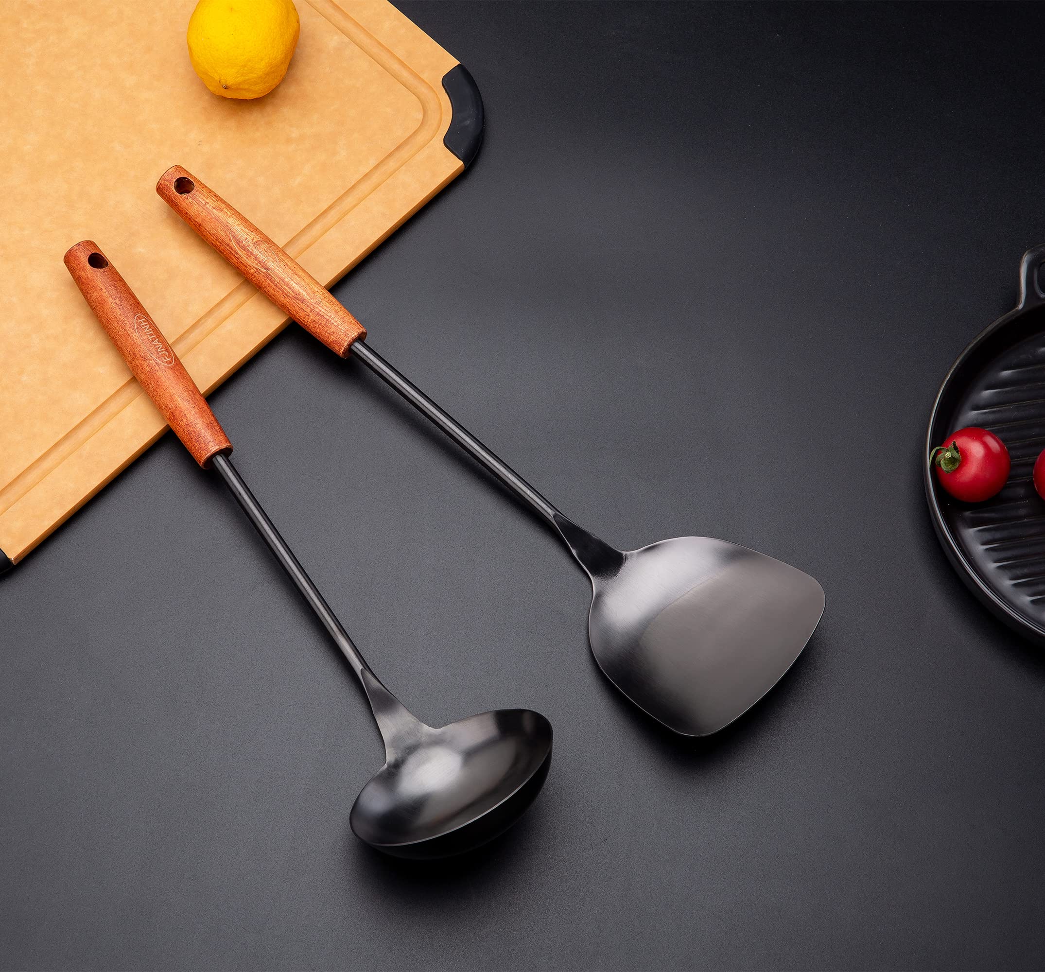 FJNATINH ergonomic wooden handle enhances comfortable long cooking sessions.